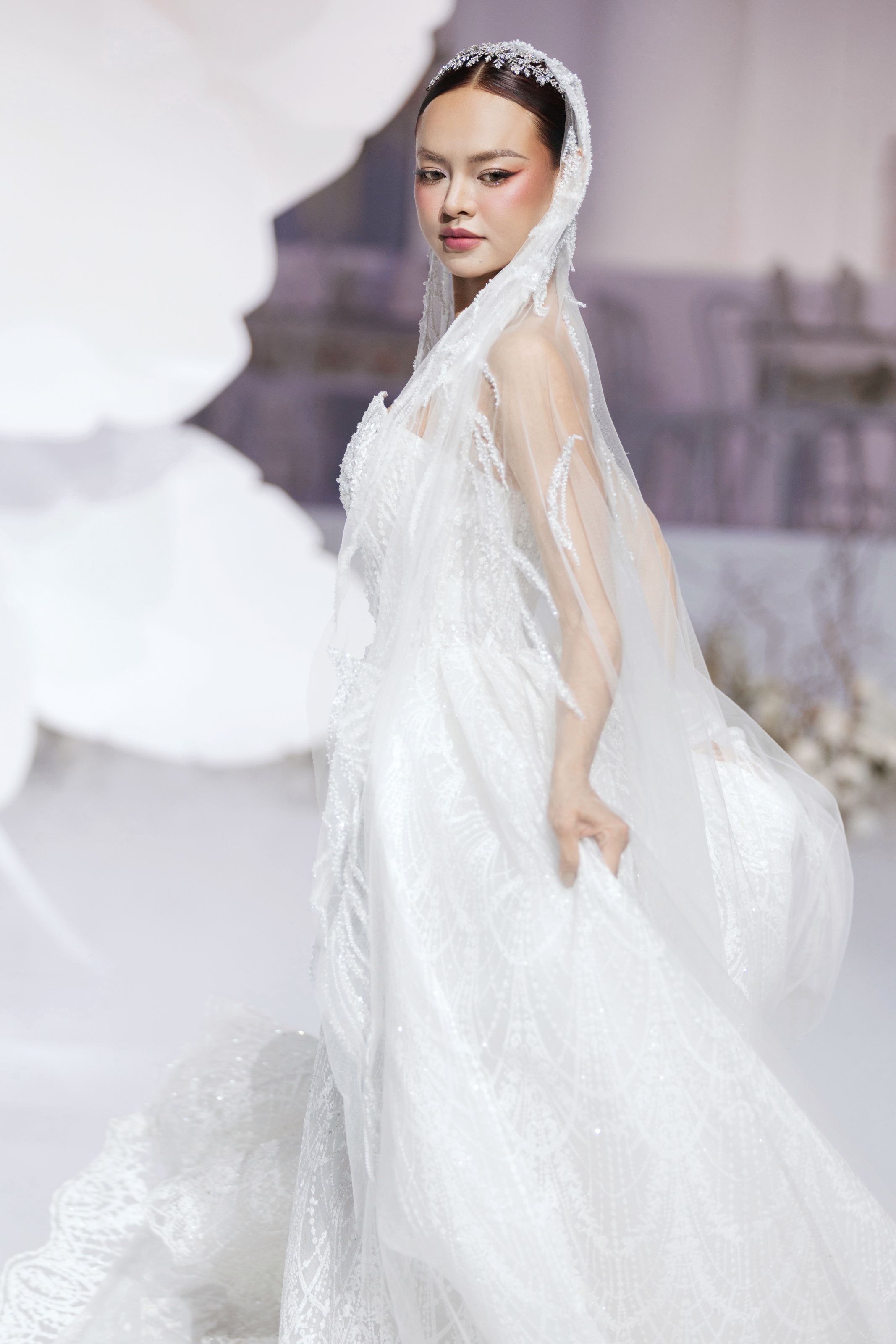 Ho Ngoc Ha est apparue avec un style unique, se démarquant parmi les reines de beauté - 4 Hồ Ngọc Hà xuất hiện với phong cách khác lạ, nổi bật giữa dàn hoa hậu - 4