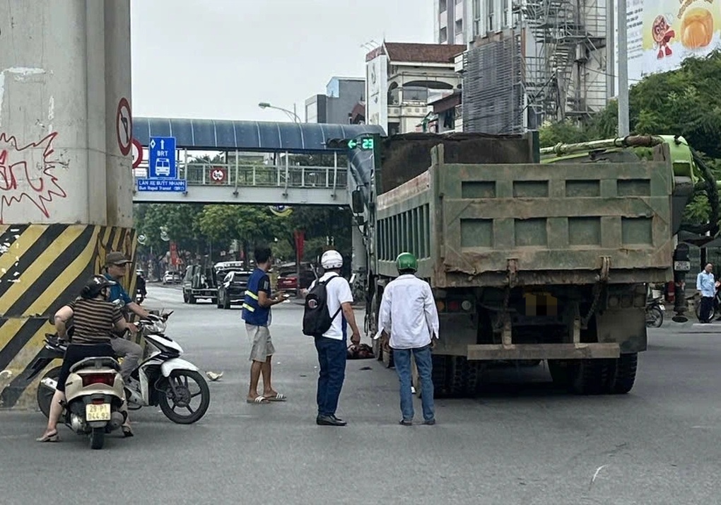 Hà Nội: Xe máy va chạm với ô tô tải Howo, một người tử vong - 1 Hà Nội: Xe máy va chạm với ô tô tải Howo, một người tử vong - 1