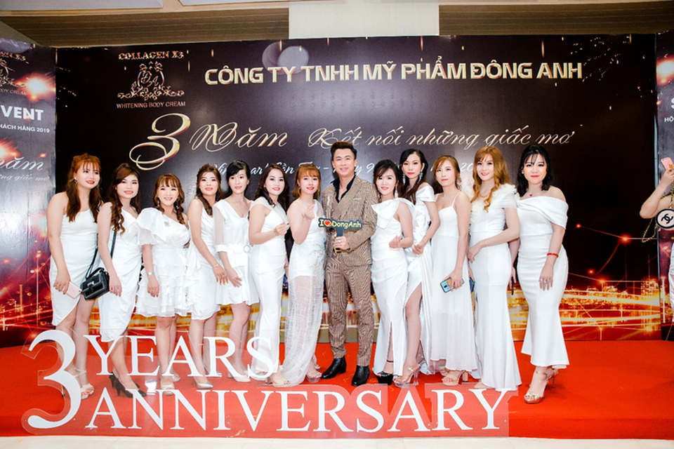 Thanh Duy Idol, Hồ Việt Trung hội tụ trong đêm tiệc kỷ niệm 3 năm mỹ phẩm Đông Anh - 2 Thanh Duy Idol, Hồ Việt Trung hội tụ trong đêm tiệc kỷ niệm 3 năm mỹ phẩm Đông Anh - 2
