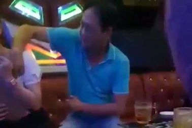 Phó Bí thư Huyện ủy lộ clip sờ ngực nữ tiếp viên karaoke