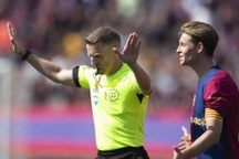 Trọng tài nói câu nhạy cảm, thổi bùng sự phẫn nộ ở trận Barca - Real Madrid