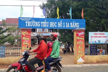 Vụ “rút ví trúng má” học sinh”: Phó Bí thư xã nộp đơn xin thôi việc
