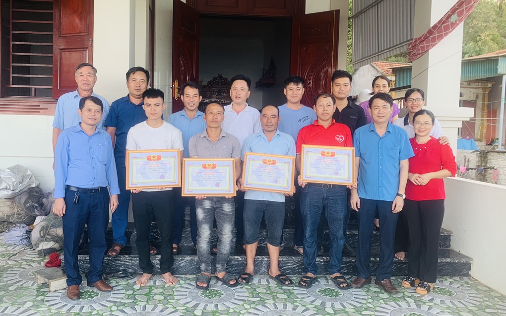 4 người lao xuống biển cứu 2 em nhỏ bị đuối nước - 1