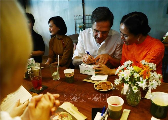 Thủ tướng Hà Lan Mark Rutte thưởng thức trà giữa lòng Hà Nội - 7