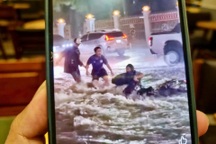 Đồng Nai mưa lớn, người và xe bị trôi trên quốc lộ 1