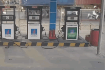 Xe container ủi bay xe tải dừng chờ đèn đỏ, xe đạp thoát hiểm khó tin