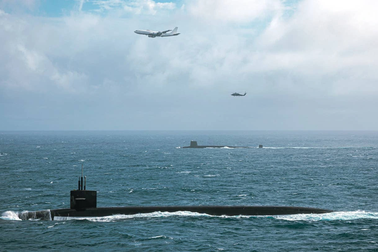 Tàu ngầm hạt nhân Mỹ-Anh dàn hàng trên biển cùng máy bay "ngày tận thế"
