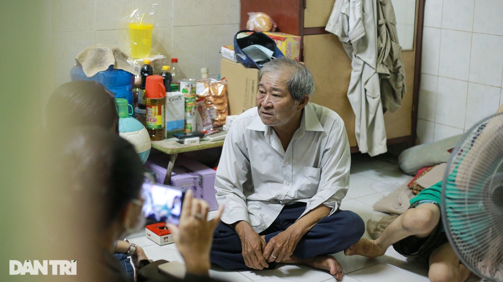 Covid-19 diễn ra trong 2 năm, cuộc sống của ông già lái xe ôm bị đảo lộn - 1