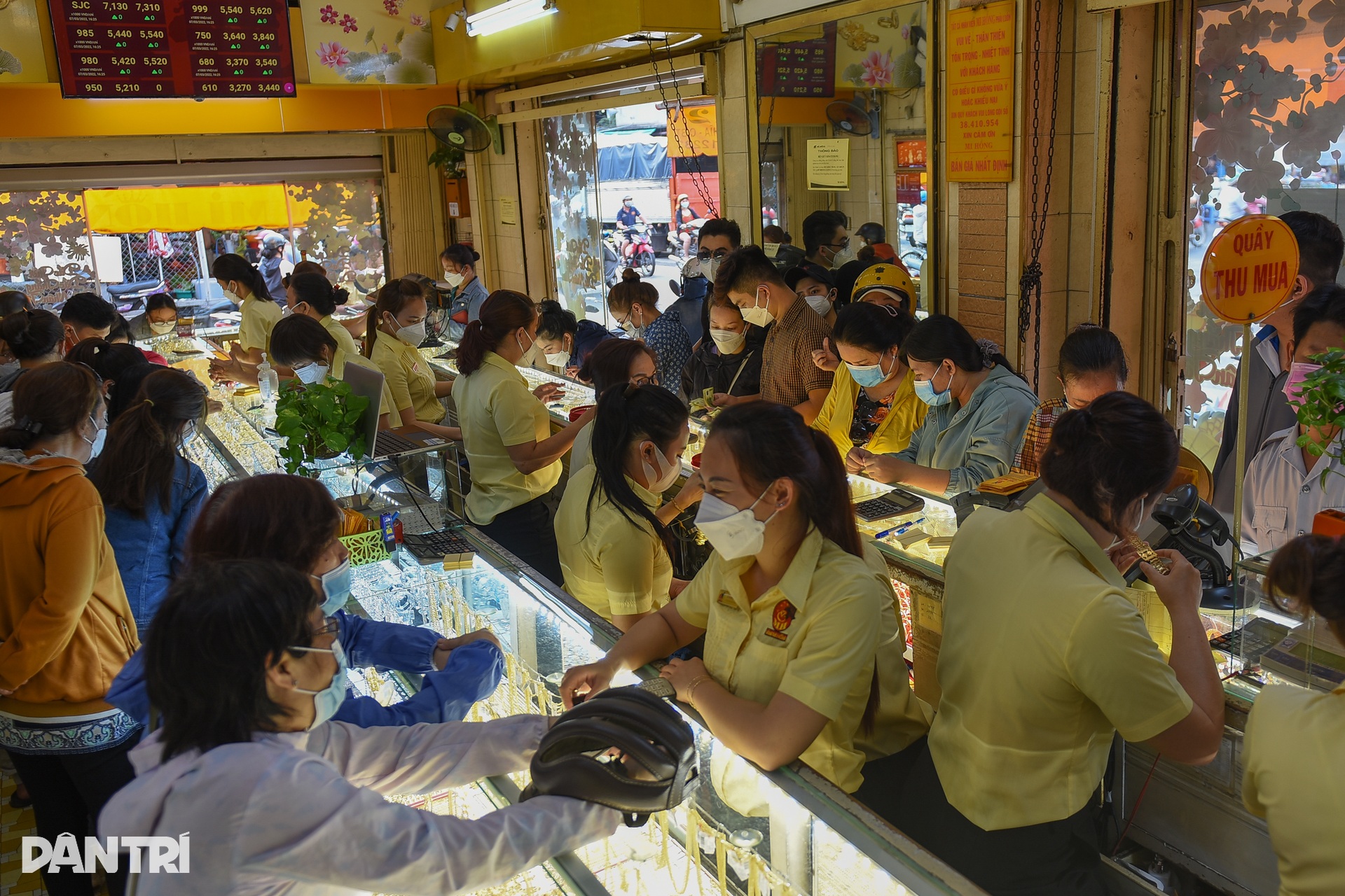 Tiệm vàng tại TPHCM đông nghịt người đến bán trong ngày giá tăng cao kỷ lục - 1 Tiệm vàng tại TPHCM đông nghịt người đến bán trong ngày giá tăng cao kỷ lục - 1