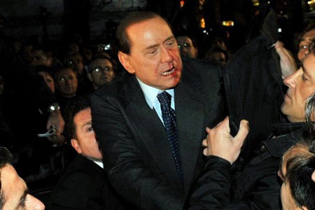 Thủ tướng Berlusconi “tận dụng” ảnh bị đánh để quảng cáo