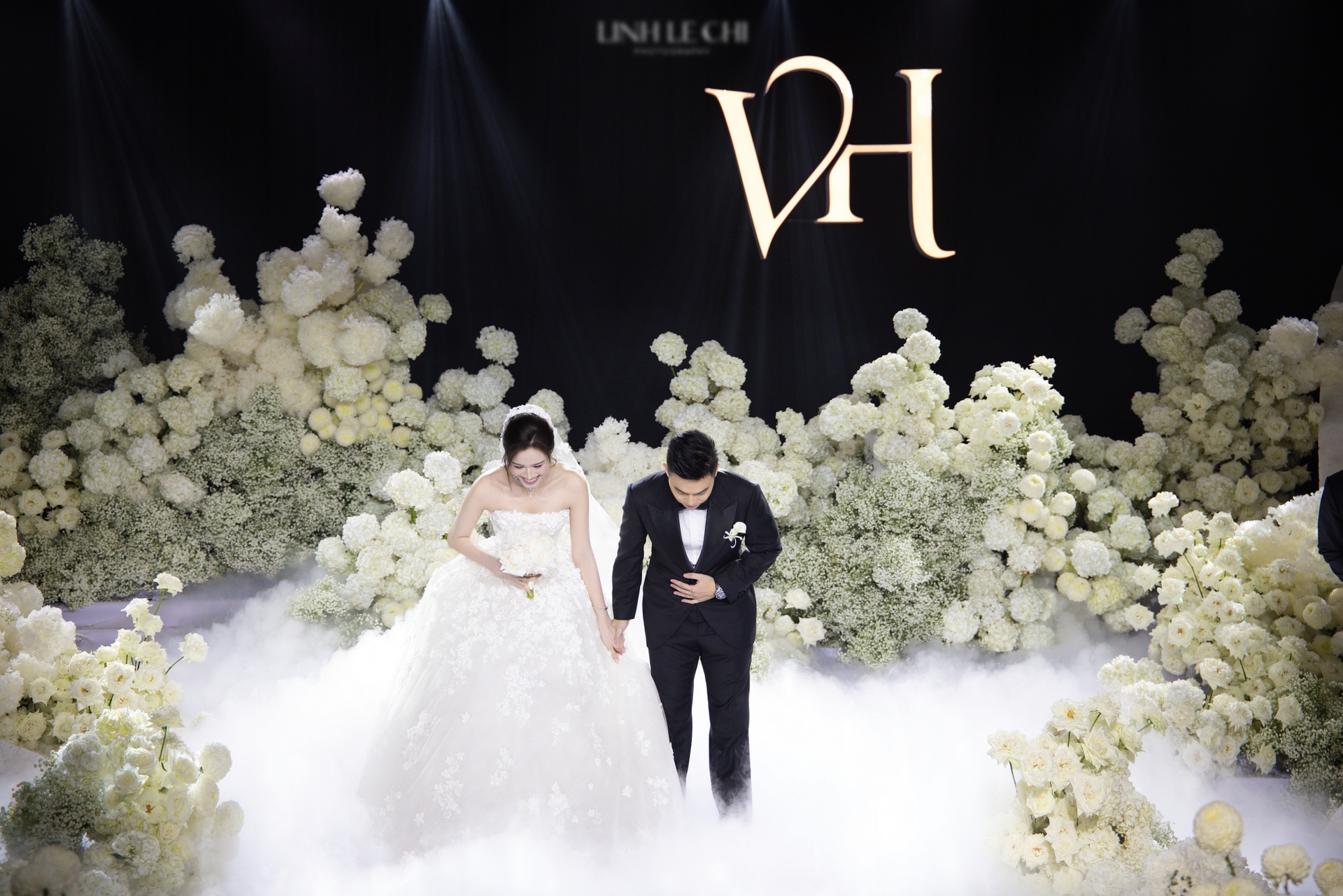 Hoa hậu Đỗ Thị Hà và chồng doanh nhân khóa môi tình tứ tại lễ cưới Hà Nội - 9