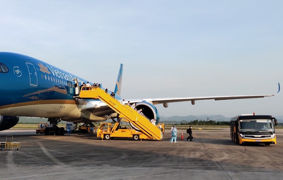 Chuyến bay đưa 224 người Việt từ Pháp hạ cánh xuống Vân Đồn - 1 Chuyến bay đưa 224 người Việt từ Pháp hạ cánh xuống Vân Đồn - 1