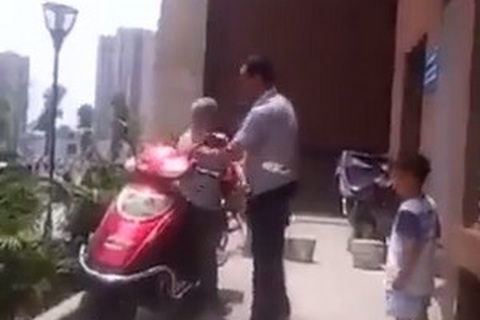 Clip “con trai đánh mẹ già” khiến cộng đồng mạng phẫn nộ tuần qua