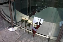 Người hâm mộ lặng buồn tưởng niệm Steve Jobs