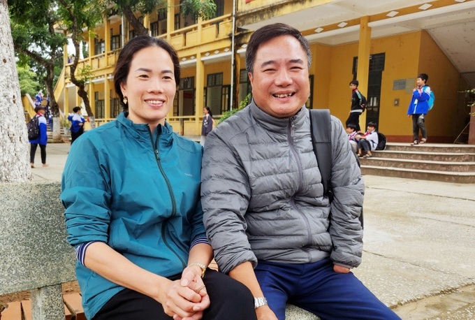Thầy Đào Thanh Hương cùng vợ trong giờ giải lao