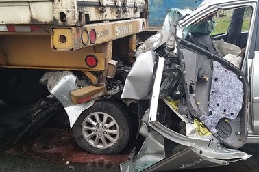 Xe 7 chỗ cắm đầu vào container, người dân cạy cửa cứu tài xế