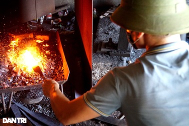 Những người làm việc bên lò than rực lửa giữa trời nắng 40 độ C