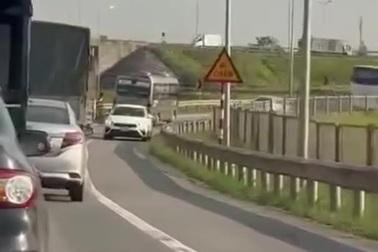 Ô tô đi ngược chiều trên làn khẩn cấp