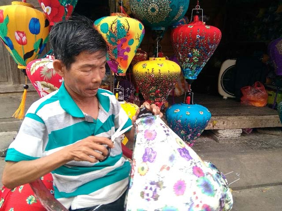 Giữa dịch corona, nghề đèn lồng 400 năm vẫn tấp nập phố Hội - 5 Giữa dịch corona, nghề đèn lồng 400 năm vẫn tấp nập phố Hội - 5