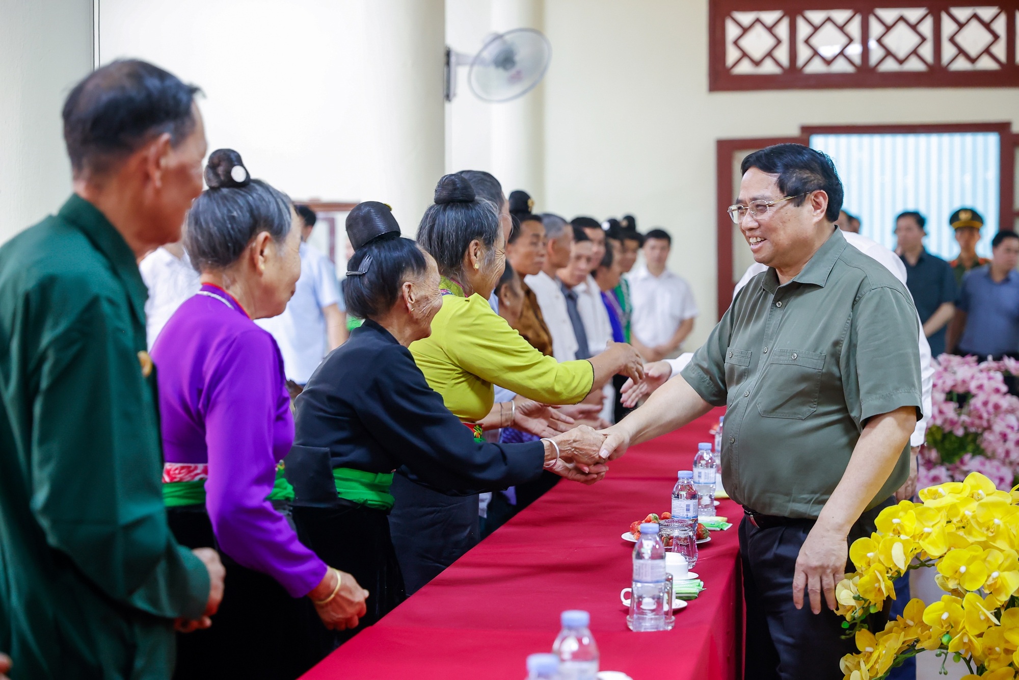 Thủ tướng Phạm Minh Chính gặp mặt 20 gia đình chiến sĩ Điện Biên, gia đình chính sách trên địa bàn xã Mường Phăng, xã Pá Khoang, thành phố Điện Biên Phủ (Ảnh: Đoàn Bắc).