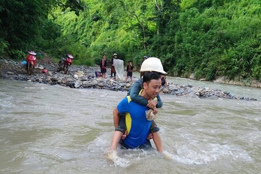 Thầy giáo gãy xe, lội suối… cõng học sinh đến trường khai giảng