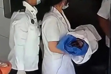 Người phụ nữ đến bệnh viện vì đau bụng, bất ngờ sinh một bé trai 2,5kg