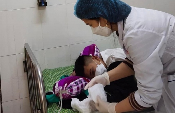 Bé trai nhập viện sau khi điện thoại phát nổ trong lúc vừa sạc vừa sử dụng (ảnh Quang Minh).