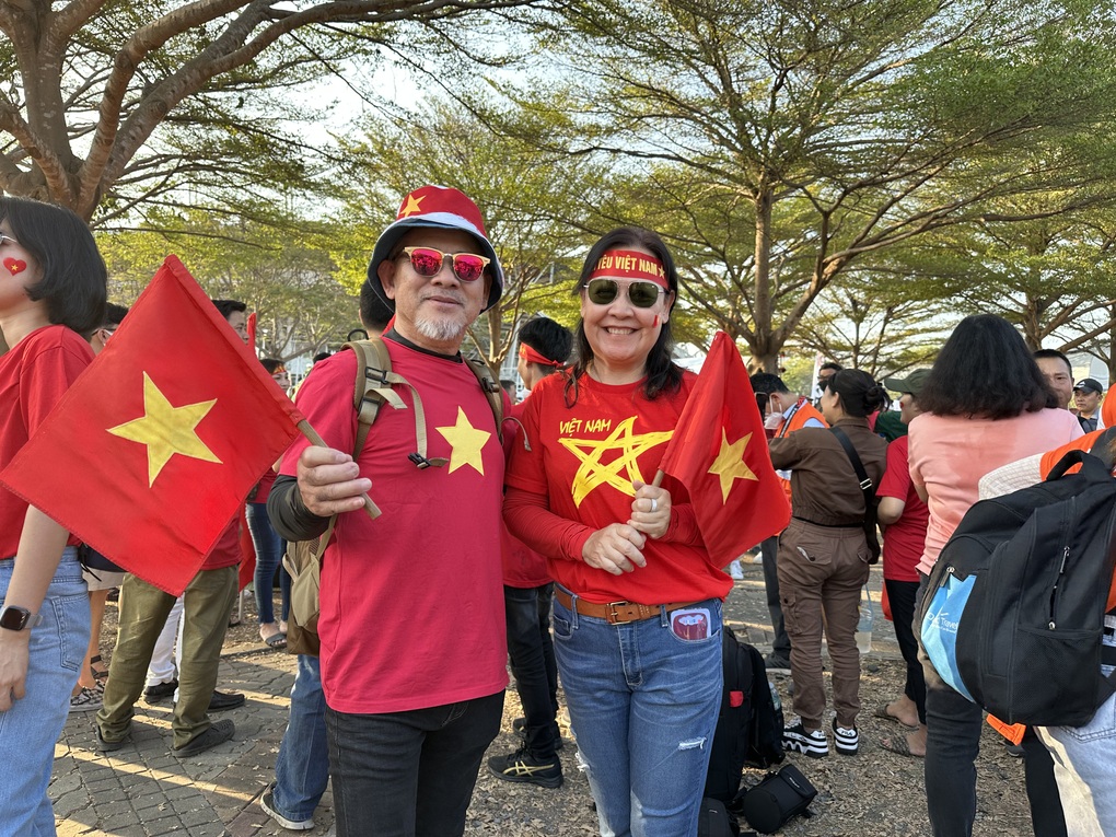 Cổ động viên tin tưởng Việt Nam sẽ chiến thắng trên đất Thái  - 1