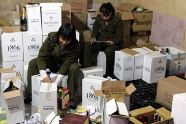 Hà Nội: Bắt quả tang cơ sở biến rượu vang nội thành vang ngoại 