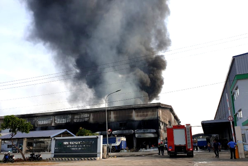 Công ty sản xuất nệm mút tại Bình Dương chìm trong “biển lửa” - 1 Công ty sản xuất nệm mút tại Bình Dương chìm trong “biển lửa” - 1