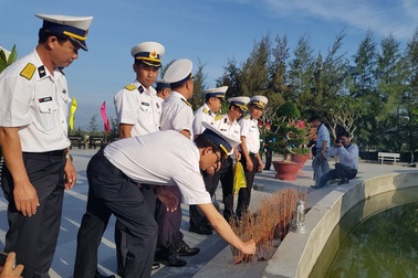 Dâng hương tưởng nhớ 64 chiến sĩ hi sinh bảo vệ Gạc Ma 30 năm trước