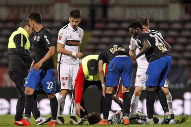 Tuyển thủ Cameroon đột tử trên sân cỏ