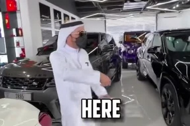 TikToker gặp rắc rối pháp lý vì clip vung tiền phản cảm khi đi mua siêu xe