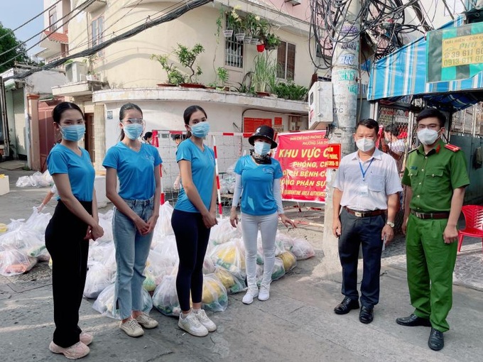 Hoa hậu Tiểu Vy, Á hậu Phương Anh tặng 50 tấn gạo cho công nhân nghèo - Ảnh 1.