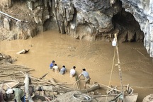 Vụ 2 phu vàng mắc kẹt: Bùn vẫn dày hàng mét, huy động thêm máy bơm công suất lớn