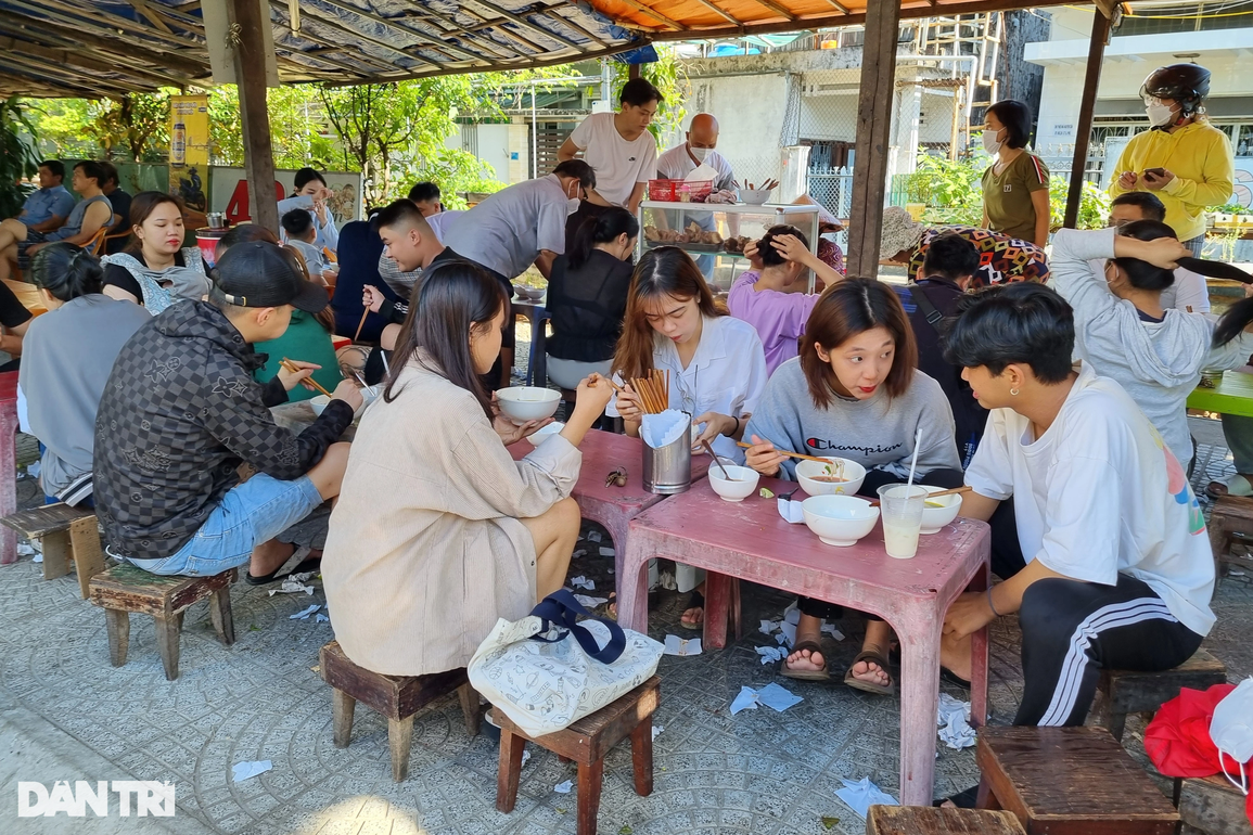 Quán bún giữa trung tâm Đà Nẵng, view đường tàu, giá 5.000 đồng/tô - 1 Quán bún giữa trung tâm Đà Nẵng, view đường tàu, giá 5.000 đồng/tô - 1