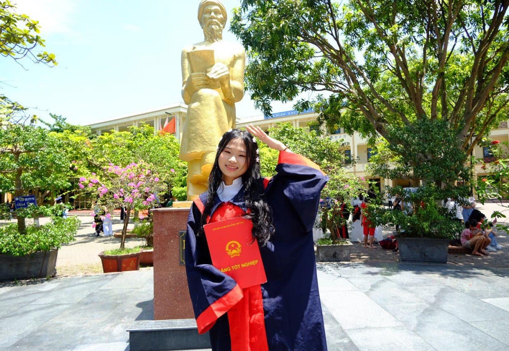 Nữ sinh lập hat-trick tại kỳ thi tốt nghiệp THPT năm 2022 - 2 Nữ sinh lập hat-trick tại kỳ thi tốt nghiệp THPT năm 2022 - 2