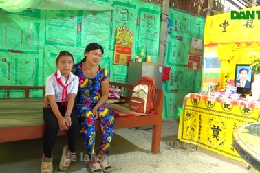 Chồng chết, vợ nghèo bán bánh cam nuôi con gái ăn học