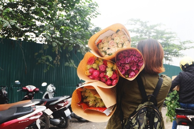 Xếp hàng từ 7h giờ sáng mua hoa hồng Đà Lạt 1.000 đồng/bông - Ảnh 11. Xếp hàng từ 7h giờ sáng mua hoa hồng Đà Lạt 1.000 đồng/bông - Ảnh 11.