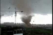 Trung Quốc: Lốc xoáy dữ dội cuốn phăng xe cộ, nhà cửa