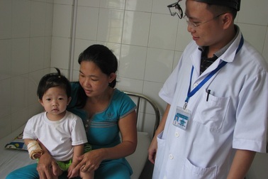 Cứu sống hai bệnh nhi bị hóc hạt dưa 