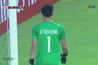 Saleh tung chân bắt vô lê đưa bóng đi vọt xà ngang ở phút 39