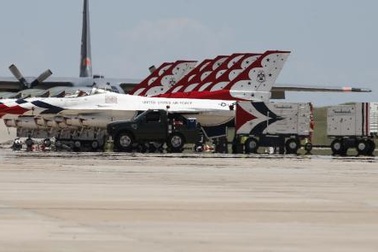 Máy bay Không quân Mỹ gặp nạn ngay sau khi trình diễn