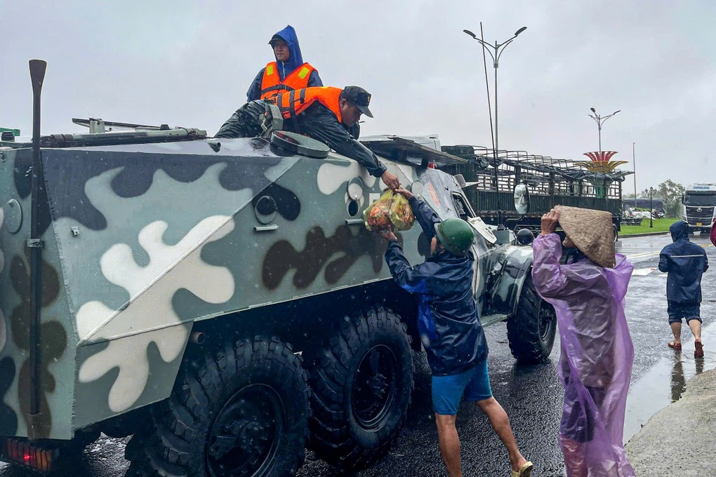 Xe thiết giáp vượt nước xiết đưa lương thực đến người dân vùng lụt - 2