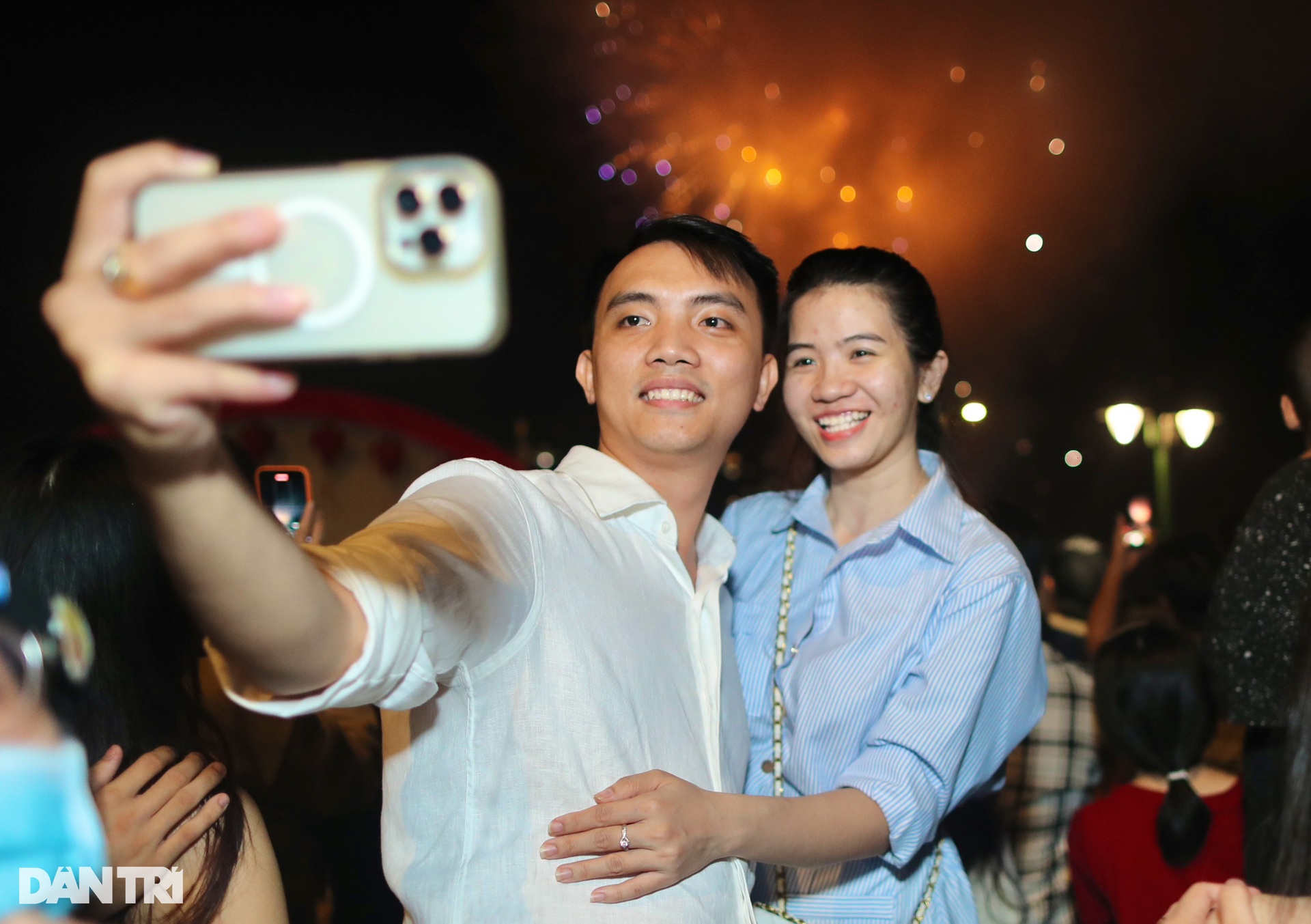 Pháo hoa nổ tưng bừng trên bầu trời TPHCM chào đón năm mới 2024 - 11 Pháo hoa nổ tưng bừng trên bầu trời TPHCM chào đón năm mới 2024 - 11