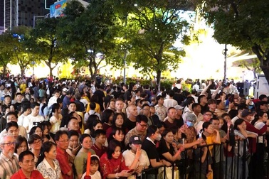 Biển người chờ vào đường hoa Nguyễn Huệ đêm khai mạc