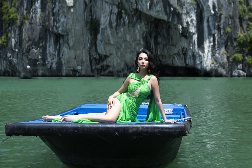 Hình ảnh diện dạ hội trên Vịnh Hạ Long đẹp như tranh của Lâm Thu Hồng - 7 Hình ảnh diện dạ hội trên Vịnh Hạ Long đẹp như tranh của Lâm Thu Hồng - 7