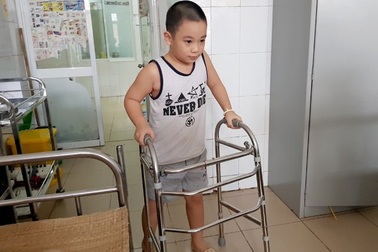 Bệnh lạ: Bé 8 tuổi ở Hà Nội hễ ngóc đầu là bất tỉnh