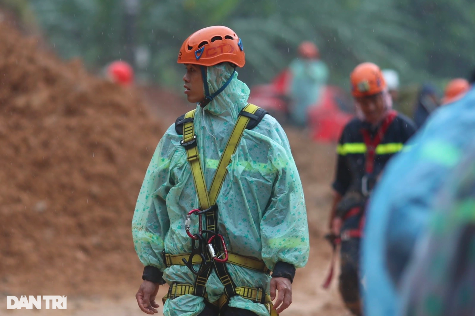 Hiện trường vụ sạt lở khiến 4 người bị vùi lấp ở đèo Bảo Lộc - 10 Hiện trường vụ sạt lở khiến 4 người bị vùi lấp ở đèo Bảo Lộc - 10