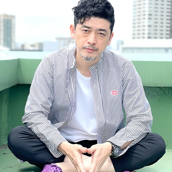 有名な日本人監督が女性同僚を隠し撮りしたホットビデオ50本を保管 - 1